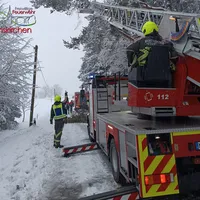 Baum über Fahrbahn Emelsdorf.jpg